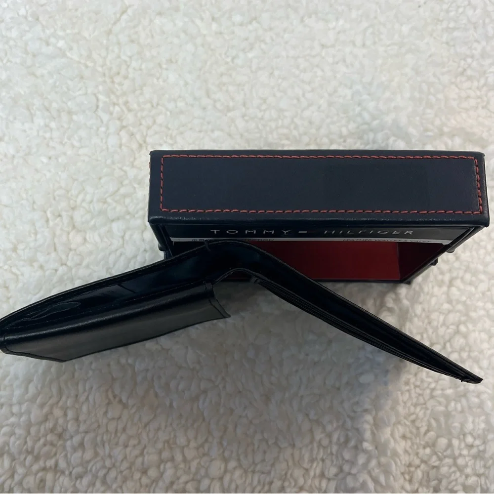 Tommy Hilfiger Bi-fold, RFID Protected Passcase Black Leather Wallet